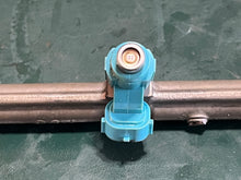 Cargar imagen en el visor de la galería, DF 250 225 200 hp Suzuki 15710-93J00 FUEL INJECTOR ASSY, 15751-93J00 DELIVERY PIPE four stroke 2004-11
