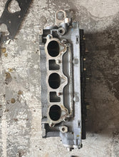 Cargar imagen en el visor de la galería, BF 225 hp Honda stbd CYLINDER HEAD 12210-ZY3-010ZA  2002-up BF 250 2007-up
