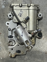 Charger l'image dans la galerie, f 225 200 hp Yamaha vst FLOAT CHAMBER BODY 69J-14180-21-00 plate 69J-24422-10-00 2005-2010 four stroke
