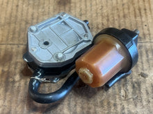 Cargar imagen en el visor de la galería, 90 hp Yamaha 692-24410-00-00 FUEL PUMP ASSY 1994-2005 two stroke 40-90hp FILTER ASSY 61N-24560-00-00
