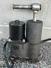 Load image into Gallery viewer, issue with seal - 30 25 hp Evinrude E -tec POWER TRIM PUMP hydraulic 5009035 5007774 Two Stroke 2017 2010-up some 15 40 50 60
