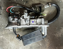 Charger l'image dans la galerie, 150 175 200 225 250 300 hp Yamaha 68F-14182-01-00 VST FLOAT CHAMBER COVER 60V-14182-01-00 PUMP LEAD WIRE 68F-82509-00-00 FUEL
