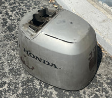Charger l'image dans la galerie, BF 90 HP Honda Cowling 63100-zw1-030za, compatible 75 hp engine cover lid top AIR BAFFLE REMOVED
