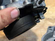 Cargar imagen en el visor de la galería, 70 hp Johnson Evinrude 313355 d2 d1 CARBURETOR w linkages, choke solenoid &amp; plunger TWO STROKE oem 0393546 0393547 CARBURETOR with linkages two stroke 1978-88
