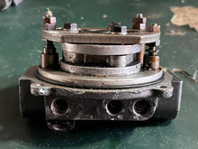 Cargar imagen en el visor de la galería, DT 140 115 85 75 hp Suzuki 48502-94530 VALVE BODY ASSY for ptt trim pump Two Stroke 1986-1996
