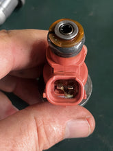 Load image into Gallery viewer, 150 175 200 hp Yamaha HPDI Fuel Injector 68F-13761-00-00 2.6L two stroke 2000-2011 cleaned
