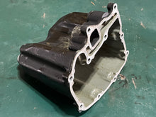 Cargar imagen en el visor de la galería, BF 25 30 hp Honda 11311-ZV7-010ZA OIL PAN 04102-ZV7-000ZA pre-97 four  stroke
