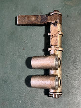 Cargar imagen en el visor de la galería, sold june2026—-f 115 75 80 90 100 hp Yamaha LEVER FUEL CHANGE LEVER 67F-24575-00-00, FUEL SHAFT 68V-24495-00-00, BRACKET FUEL
