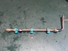 Cargar imagen en el visor de la galería, DF 250 225 200 hp Suzuki 15710-93J00 FUEL INJECTOR ASSY, 15751-93J00 DELIVERY PIPE four stroke 2004-11
