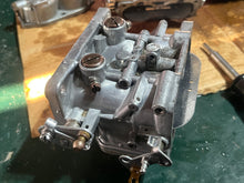 Charger l'image dans la galerie, 115 hp Yamaha CARBURETOR UPPER 6E5-14301-03-00 6e503 two stroke 1984 - one broken screw in 1 of 4 carb bowl screws
