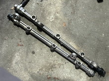 Cargar imagen en el visor de la galería, DF 225 200 hp Suzuki FUEL DELIVERY RAIL SET 15751-93J00 four stroke 2004-2020 some 250 300 hp

