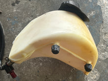 Charger l'image dans la galerie, DF 2.5 hp Suzuki FUEL TANK 65110-97J40 FUEL COCK 66100-97JL1 four stroke 2024 2014-up
