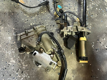 Charger l'image dans la galerie, f 225 200 hp Yamaha vst FLOAT CHAMBER ASSY 69J-14180-21-00 vst 2005 four stroke COVER 69J-14182-10-00, CHAMBER 69J-14181-00-0
