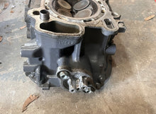 Load image into Gallery viewer, BF 225 200 hp Honda stbd CYLINDER HEAD 12210-ZY3-010ZA  2002-up BF 250 2007-up
