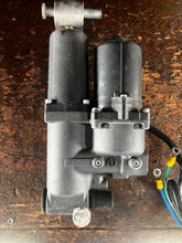 Load image into Gallery viewer, MFS 50 40 hp Tohatsu PTT tilt &amp; trim motor &amp; pump assy 3Z5771800 3Z5771900 3Z577 FOUR STROKE 2015
