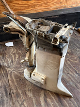 Charger l'image dans la galerie, 90 115 150 175 200 hp Johnson Evinrude 25” Midsection SWIVEL 0435005 EXHAUST HOUSING 0332745 ADAPTOR 0331039 MOUNT BRACKET 03
