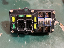 Charger l'image dans la galerie, 250 hp Yamaha FUSE BOX 68F-82170-01-00 two stroke HPDI 3.3 Liter 2009 some compatibility 150 200 225 300 hp
