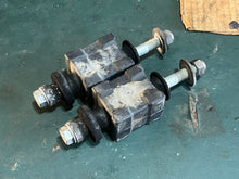 Charger l'image dans la galerie, BF 50 40 hp Honda 50155-ZV5-000 extension case engine motor mounts 1997-2007+ FOUR STROKE
