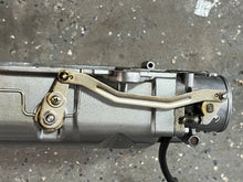 Cargar imagen en el visor de la galería, DF 250 225 200 hp Suzuki 13140-93J02 COLLECTOR COVER assy 13310-93J01 THROTTLE BODY NO.1 13320-93J00 NO.2 13730-93J00 VACUUM 
