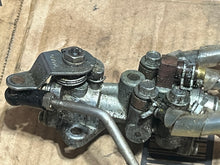 Cargar imagen en el visor de la galería, DT 140 115 hp Suzuki 16100-94605 OIL PUMP ASSY 1987-1996 CONTROL ROD 16411-94601 two stroke
