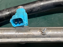 Cargar imagen en el visor de la galería, DF 250 225 200 hp Suzuki 15710-93J00 FUEL INJECTOR ASSY, 15751-93J00 DELIVERY PIPE four stroke 2004-11
