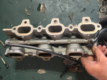Charger l'image dans la galerie, DF 225 250 200 hp Suzuki INTAKE MANIFOLD 13110-93J00 with bolts Four Stroke 2004-2024
