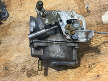 Cargar imagen en el visor de la galería, 70 hp Johnson Evinrude 313355 d2 d1 CARBURETOR w linkages, choke solenoid &amp; plunger TWO STROKE oem 0393546 0393547 CARBURETOR
