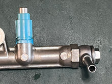 Cargar imagen en el visor de la galería, DF 250 225 200 hp Suzuki 15710-93J00 FUEL INJECTOR ASSY, 15751-93J00 DELIVERY PIPE four stroke 2004-11
