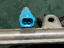 Cargar imagen en el visor de la galería, DF 250 225 200 hp Suzuki 15710-93J00 FUEL INJECTOR ASSY, 15751-93J00 DELIVERY PIPE four stroke 2004-11
