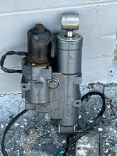 Charger l'image dans la galerie, 50 40 hp Yamaha 62Y-43800-01-4D POWER TRIM TILT ptt two stroke 2003-2009
