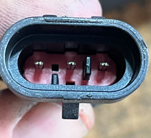 Load image into Gallery viewer, 115 - 300 hp Evinrude E-tec 0586980 0587275 IGNITION COIL two stroke
