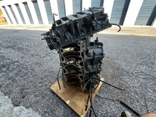 Charger l'image dans la galerie, 200 175 150 hp Yamaha CRANKCASE 64E-15100-00-94 two stroke 6 cylinder carbureted 1996-1998
