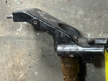 Cargar imagen en el visor de la galería, DF 30 hp Suzuki STEERING ARM BRACKET 43750-94L00-YAY four stroke 2018
