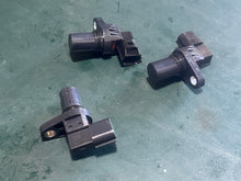 Charger l'image dans la galerie, DF 250 hp Suzuki 33220-69J00 ckp Cam Position Sensor oem Four Stroke 2004-2019 some 300 225 200 hp compatibility
