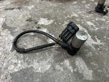 Cargar imagen en el visor de la galería, 200 225 250 HP Evinrude Ficht CRANK POSITIONING SENSOR magnetic 587014 586785 586452 587402 two stroke 1999-2005
