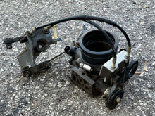 Load image into Gallery viewer, BF 130 hp Honda THROTTLE BODY with throttle cable 16400-ZW5-013 Four Stroke 1999-2004
