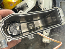 Charger l'image dans la galerie, f 150 hp Yamaha vst FLOAT CHAMBER ASSY 63P-14180-20-00 pump 63P-13907-03-00 four stroke 2015-2019 f150xb

