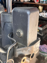 Load image into Gallery viewer, 115 130 150 175 200 hp Yamaha ptt POWER TRIM &amp; TILT UNIT two-wire 6G5-43800-05-4D two stroke 1994-1996 no broken bolts good m
