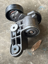 Cargar imagen en el visor de la galería, 350 hp Mercury VERADO BELT TENSIONER 8M0101707 885349T05 PULLEY 8M6003035 885349500 8M0062859 four stroke some compatibility 
