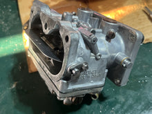 Charger l'image dans la galerie, 115 hp Yamaha CARBURETOR UPPER 6E5-14301-03-00 6e503 two stroke 1984 - one broken screw in 1 of 4 carb bowl screws
