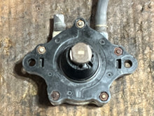 Charger l'image dans la galerie, BF 130 115 16700-ZW5-004 fuel pump 1999-2006 four stroke
