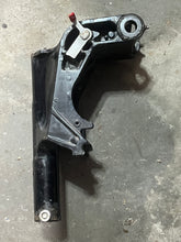 Charger l'image dans la galerie, DF 30 hp Suzuki 15” SWIVEL BRACKET 43111-94LA0-YAY four stroke 2018
