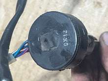 Charger l'image dans la galerie, 150 hp Yamaha 6R3-85730-02-00 OIL LEVEL Sender GAUGE 1991-2001 two stroke vmax ASSY 175 200 hp
