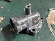 Cargar imagen en el visor de la galería, f 250 300 hp Yamaha THERMOSTAT COVER starboard 6CB-12422-20-9S Four Stroke 2015-2024 some 200 225 hp
