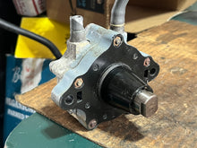 Charger l'image dans la galerie, BF 130 115 16700-ZW5-004 fuel pump 1999-2006 four stroke
