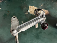 Cargar imagen en el visor de la galería, 150 175 hp Evinrude THROTTLE SHAFT ARM ASSY two stroke OIS 1991-2006 0335548 THROTTLE ARM SHAFT 335595 THROTTLE LINK, 0335543
