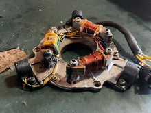 Cargar imagen en el visor de la galería, 90 80 hp Tohatsu Nissan COIL PLATE 3B7061030 stator 2002 two stroke 3B7061231 3B7061200 90A2 M80A
