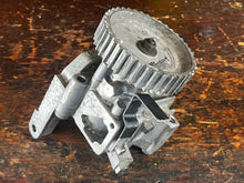 Load image into Gallery viewer, 150 200 hp Yamaha CAMSHAFT ASSY air compressor 68F-12170-00-00 68F-12170-10-00 two stroke HPDI 2000-2003 also 175 hp 2001-200
