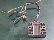 Cargar imagen en el visor de la galería, BF 25 30 hp Honda 31750-ZV7-751 voltage REGULATOR RECTIFIER ASSY 12V nla SH598c-12 31750-ZV7-003
