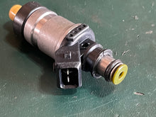 Cargar imagen en el visor de la galería, 250 225 hp Mercury FUEL INJECTOR SET OF 6 18715T1 18715A1 two stroke EFI some 300 hp
